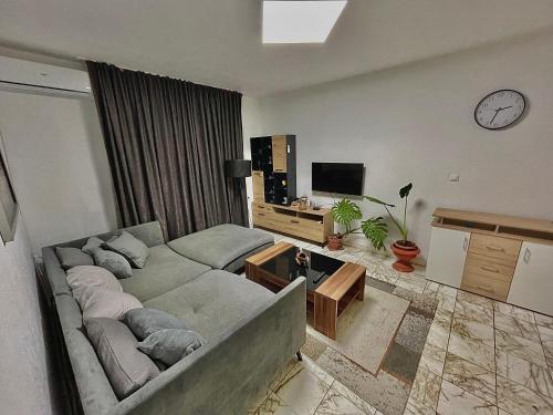 a living room with a couch and a tv at 2 Bedroom Apartment with Garage in Sandanski