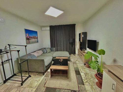 Μια τηλεόραση ή/και κέντρο ψυχαγωγίας στο 2 Bedroom Apartment with Garage