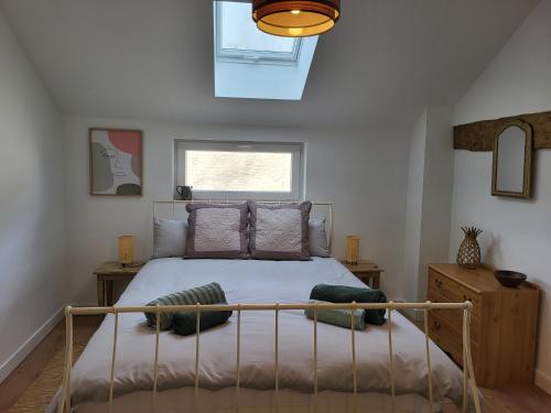 ein Schlafzimmer mit einem Bett in einem Zimmer in der Unterkunft Le Hangar in Coutures