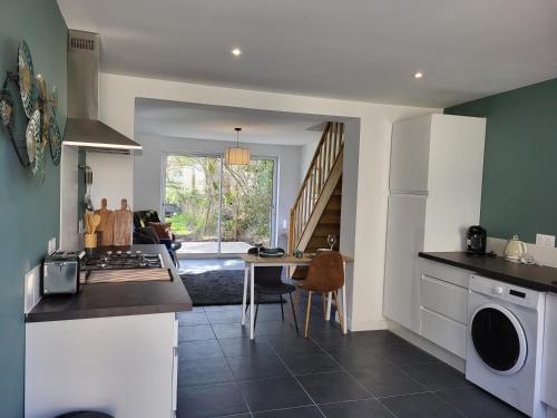 Il comprend une cuisine équipée d'un évier et d'une table avec une cuisinière. dans l'établissement Le Hangar, à Coutures