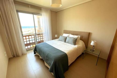 1 dormitorio con cama y ventana grande en Flat in La Tejita, Médano, en Granadilla de Abona