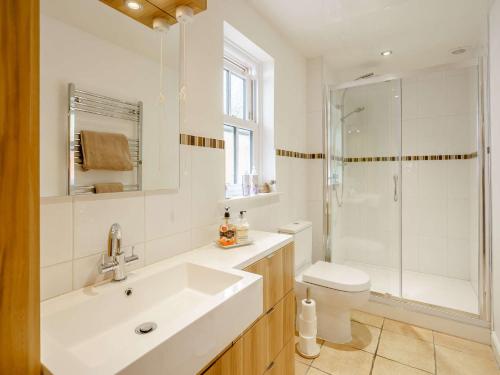 ein Bad mit einem Waschbecken, einer Dusche und einem WC in der Unterkunft 5 Bed in Askam-in-Furness 89226 in Ireleth