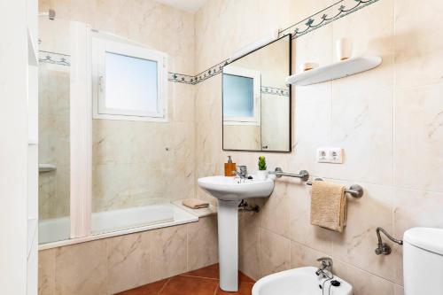 uma casa de banho com um lavatório, um chuveiro e um WC. em Villa Toymi by Villa Plus em Cala Blanca