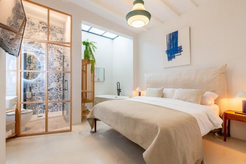 biała sypialnia z dużym łóżkiem i oknem w obiekcie AD3B Bright 3Br and 2Bath apartment Downtown Sevilla w Sewilli