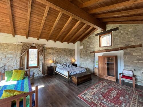 um quarto com uma cama e uma parede de pedra em La Stalla - Villa with pool em Toano