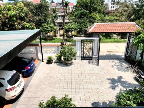 una entrada con una puerta y un coche aparcado en Nhat Long Homestay, en Hue