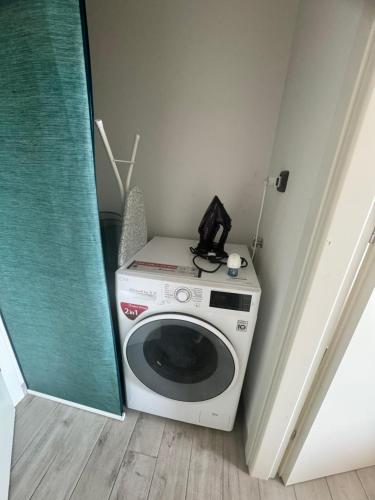 eine Waschmaschine in einer Ecke eines Zimmers in der Unterkunft Celeste's House in Florenz