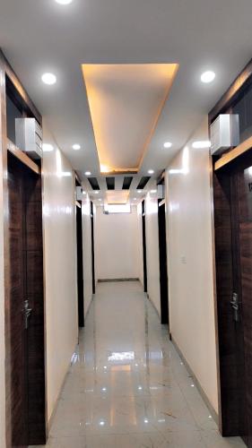 un pasillo de un edificio con puertas y techo en Aroma Hotel & Restaurant, en Dādri