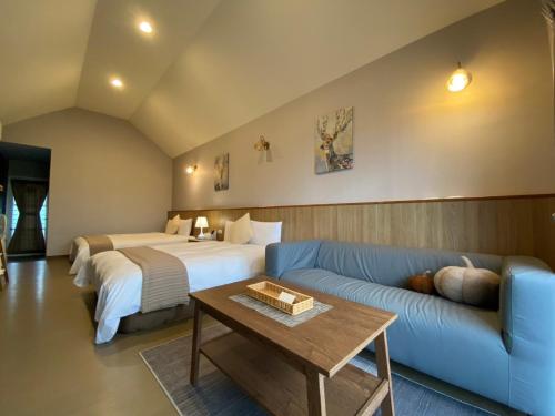 Postel nebo postele na pokoji v ubytování Loju Seaview Homestay