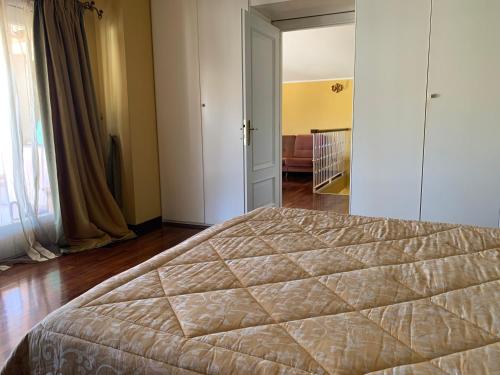 - une chambre avec un grand lit dans l'établissement Sirem Boutique Apartament, à Assemini