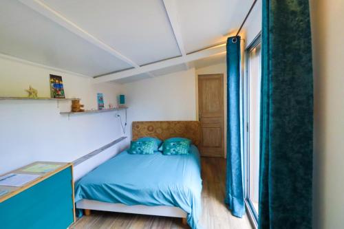 En eller flere senge i et værelse på Le Mas de Bertagne studio kitchenette terrasse piscine