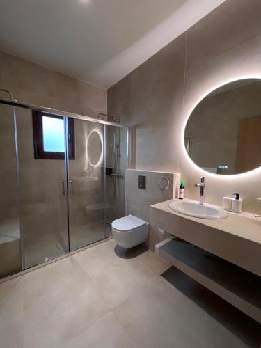 y baño con aseo, lavabo y ducha. en Matteo Villa Limassol Cyprus en Limassol