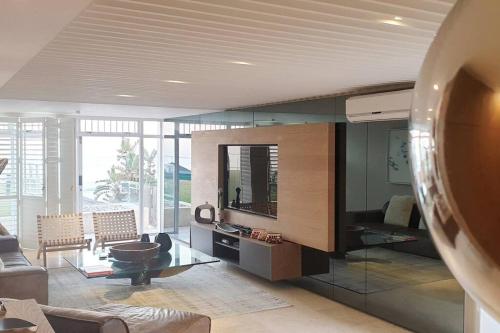 Una sala de estar con un sofá y un espejo. en Umhlanga beachfront property- super glamourous!, en Durban