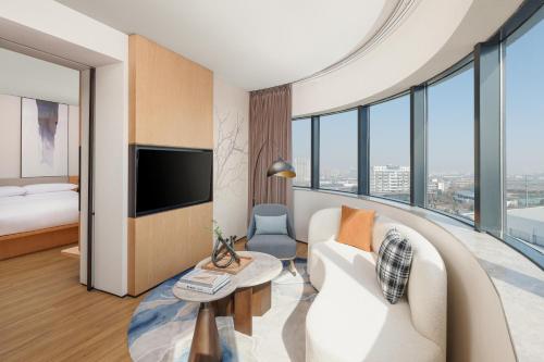 Fairfield by Marriott Pujiangにあるテレビまたはエンターテインメントセンター