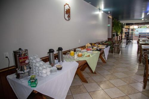 un ristorante con due tavoli con sopra del cibo di Acapu Hotel a Rio Verde