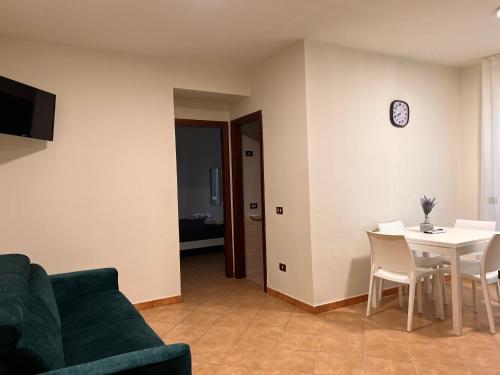 een woonkamer met een bank en een tafel bij Residence Il Pantheon - Artemide in Marina di Fuscaldo