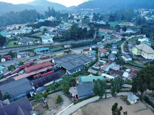 una vista aérea de una pequeña ciudad con una calle en Nuwara eliya mountain view homestay, en Nuwara Eliya