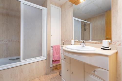 baño con lavabo y espejo grande en Beach 75 metres away Playa a 75 metros, en Valencia