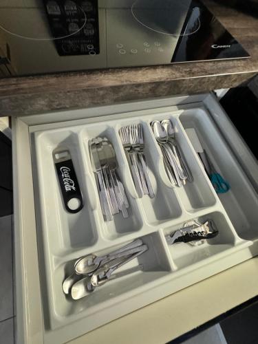 uma gaveta cheia de utensílios numa cozinha em Celeste's House em Florença