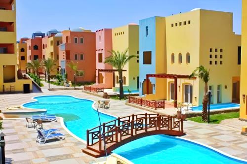 een resort met een zwembad en gebouwen bij Al Dora Boutique hotel in Hurghada