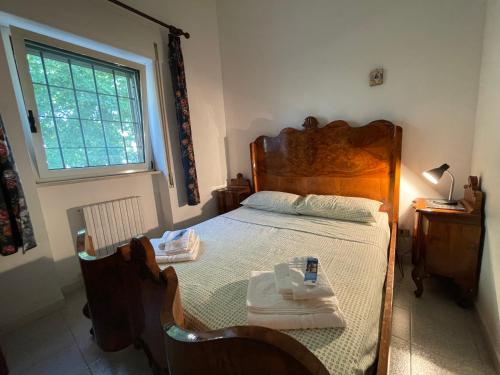 1 dormitorio con 1 cama con 2 toallas en Masseria Olga - Rural Coliving, en Turi