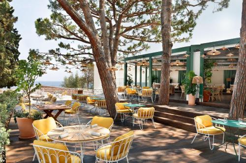 Un restaurante o sitio para comer en Le Méridien Beach Plaza