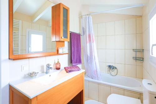un baño con lavabo y bañera en Villa Teresa, en Rodas