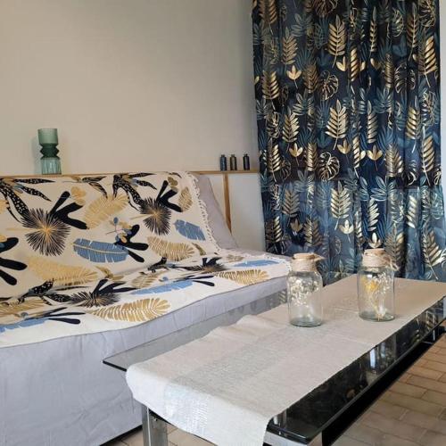 un salon avec un canapé et une table dans l'établissement Studio - Sète - 100m des plages, à Sète