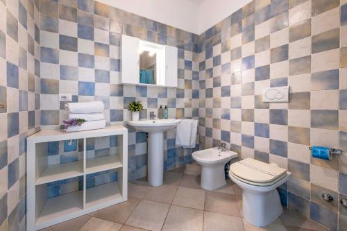リオトルトにあるCasa Vacanze Vignarca - Località Perelliのバスルーム(トイレ、洗面台付)