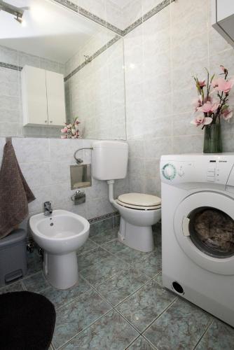 Cosy apartment near city centar and sea- Marina, Omiš