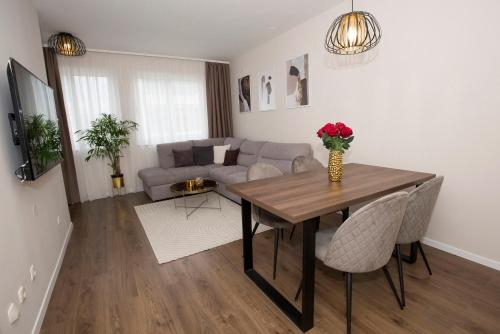 een woonkamer met een tafel en een bank bij Cosy apartment near city centar and sea- Marina, Omiš in Omiš