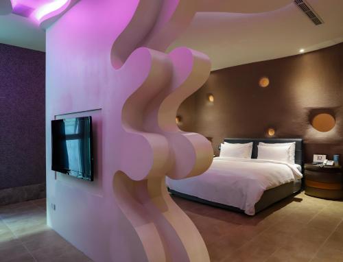 宜蘭市的住宿－歐遊國際連鎖精品旅館-宜蘭館，一间酒店客房,配有一张床和一台电视