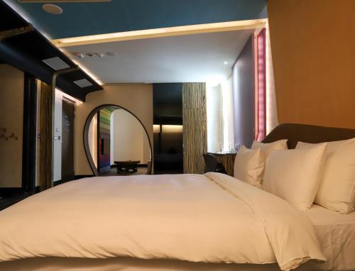a bedroom with a large bed with a large mirror at All-Ur Boutique Motel-Yi-Lan Branch in Yilan City