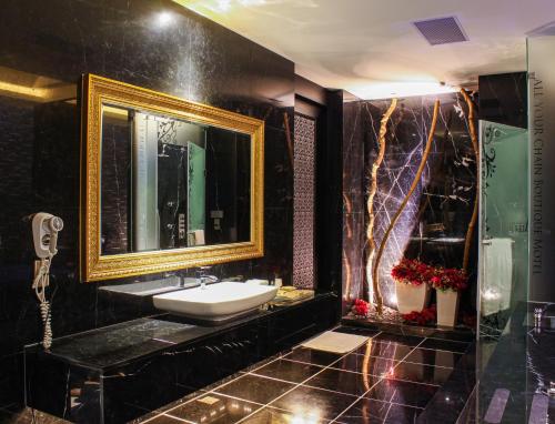 a bathroom with a sink and a mirror at All-Ur Boutique Motel-Yi-Lan Branch in Yilan City