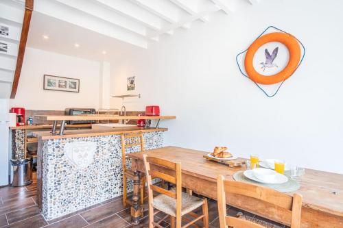 Gallery image of La Bicoque - Maison de pêcheur - Cour ext in Étretat