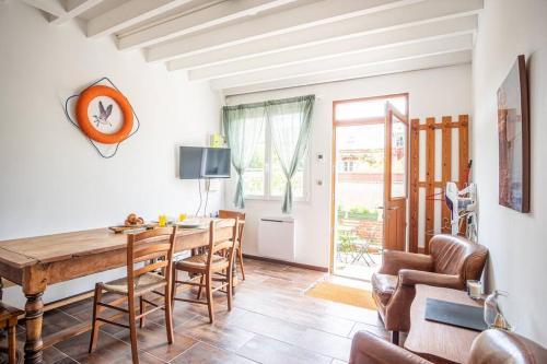 Gallery image of La Bicoque - Maison de pêcheur - Cour ext in Étretat