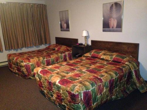 ein Hotelzimmer mit 2 Betten und einem Fenster in der Unterkunft Villa Bianca Inn in Schreiber