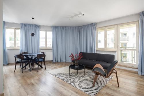 Metro Wilanowska Apartment with SPA by BookingHost