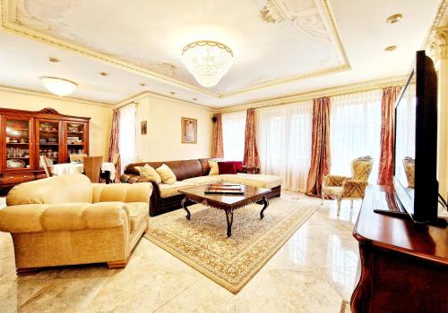 una sala de estar con un sofá y una mesa en Villa Eternity, en Jūrmala