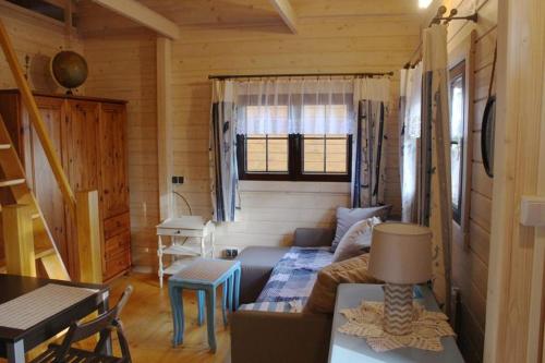 Słoneczne Ranczo - Domki في كرينيتا مورسكا: غرفة معيشة مع أريكة وطاولة