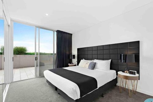 A bed or beds in a room at 18luxury apt in heart of chatswood free parking