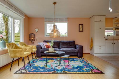 a living room with a couch and a table at Chalet Louis met riante tuin en 3 slaapkamer 6p in Putten