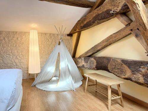 - une chambre avec un lit et une table dans l'établissement Le Relais de Saint-Preuil, The Originals Relais (Relais du Silence), à Saint-Preuil
