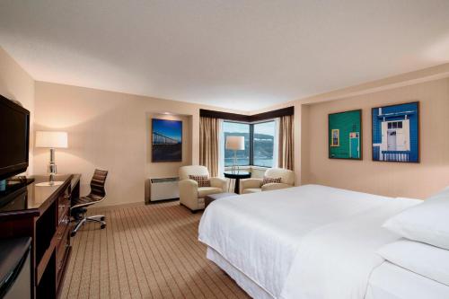 セントジョンズにあるSheraton Hotel Newfoundlandの大きなベッドとテレビがあるホテルの部屋
