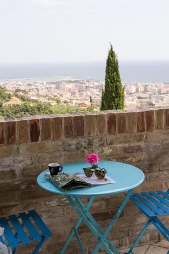 a blue table with a flower on top of a wall at Villa Cri Cri B&B di Charme in San Benedetto del Tronto