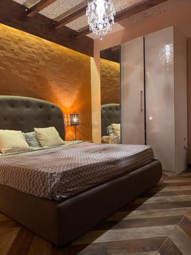 - une chambre avec un lit et un mur en briques dans l'établissement Keur marieme1, à Dakar