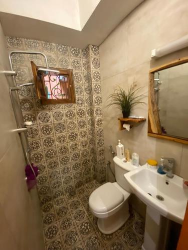 La salle de bains est pourvue de toilettes et d'un lavabo. dans l'établissement Keur marieme1, à Dakar
