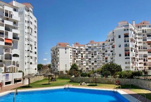 widok na dwa budynki apartamentowe i basen w obiekcie Valdelagrana Marinero w mieście El Puerto de Santa María