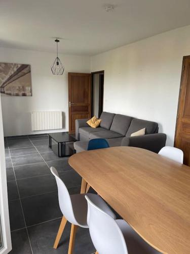 un salon avec une table et un canapé dans l'établissement Bas de villa pour 6, à Venzolasca