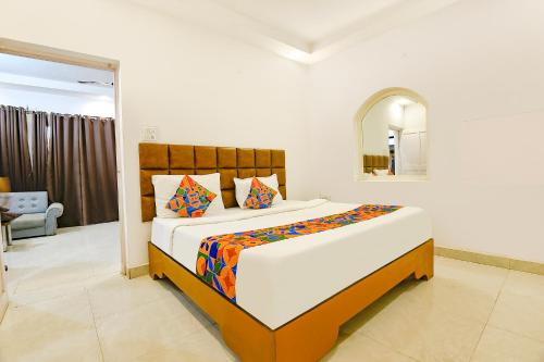 1 dormitorio con 1 cama grande en una habitación en Ritchita Beach way Calangute, en Calangute